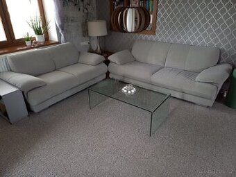 Rohová sestava - 2x gauč, rozkládací stolek, lampa