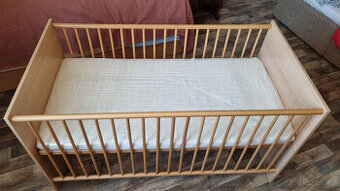 dřevěná dětská postýlka