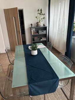 Jídelní stůl a židle