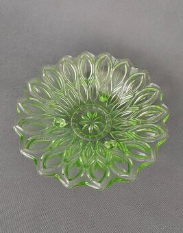 Salátová mísa z lisovaného zeleného skla ve stylů Art Deco