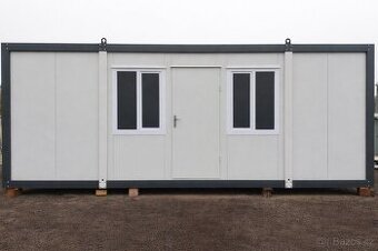 Celoroční kontejner o rozměru 7 × 3 m v Kolíně.