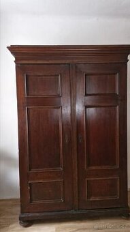 Starožitná šatní skříň  přelom 19. a 20. století