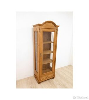 Vitrína ze smrkového masivu