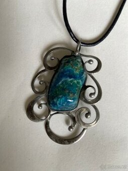 magický větší náhrdelník s modrozeleným kamenem