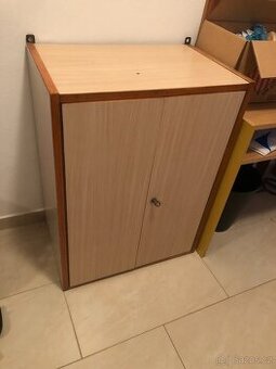 Skříňka s poličkami