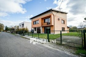 Prodej prostorného třípatrového rodinného domu 300 m2 v Karv - 1