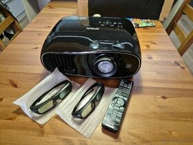 filmový 3D projektor s příslušenstvím
