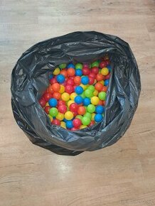 Plastové míčky do hracích koutků.