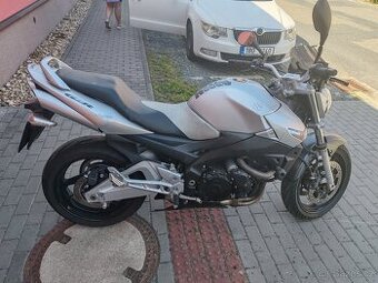 Suzuki gsr 600