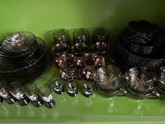Kompletní sbírka sklenic a misek – mix stylů, cca 40 ks