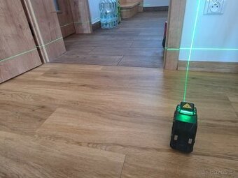 Křížový samonivelační zelený laser
