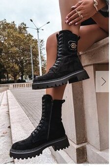 Cerne dámské kotníčkové boty , s kožíškem uvnitř