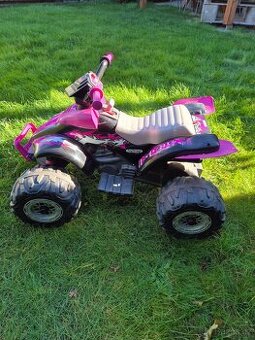 Čtyřkolka s helmou