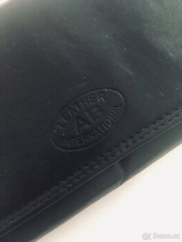 Černá kožená peněženka - rukodělná výroba