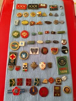 SBÍRKA RŮZNÝCH STARÝCH ODZNAKŮ .