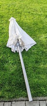 Slunečník včetně betonového podstavce