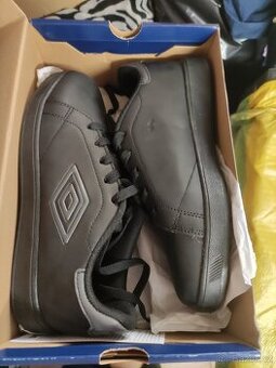 Umbro nové černé 37,5 hladká podrážka