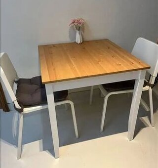 Jídelní stůl z masívu.