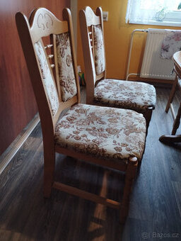 rozkládací jídelní stůl s židlemi