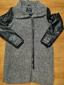 Šedý kabát s koženkovými rukávy, vel. M