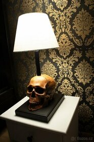 Luxusní Goth stolní lampa s lebkou 1:1 Výška 55cm, metal,