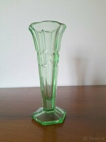 Retro vázička ze zeleného skla