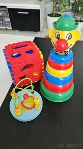 Vkládací kostka, barevná věž, motorická hračka.