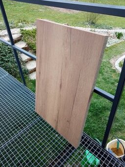 Lisovaná pracovní deska 590x920x40 mm.