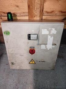 Elektro rozvaděč plný elektroniky