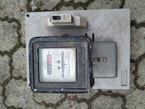 Elektromer jednotarif na desce s jisticem