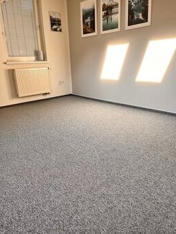 Koberec Desso šedý, čtverce (50x50), 16m2
