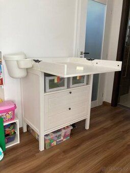 Prebalovaci pult Ikea Sundvik + prislusenstvi
