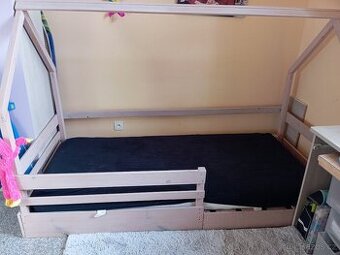 Domečková dětská postel