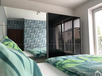 Šatní skříň se dvěma posuvnými zrcadlovými dveřmi