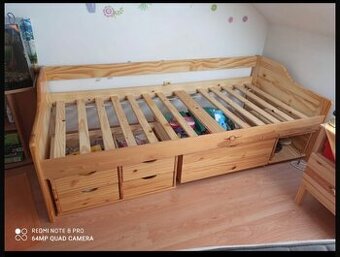Postel s úložným prostorem