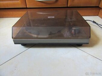 Nabízím starý gramofon Tesla NC 300. Točí se. Jehla na výměn