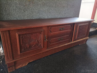 Starší vyřezávaná komoda