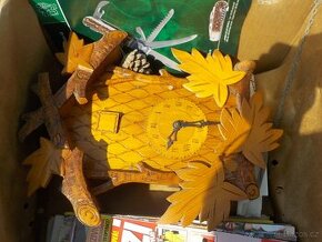 Staré dřevěné a porcelánové hodiny