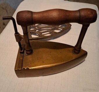 Žehlička mosaz s podložkou