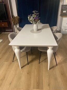 Jídelní bílý stůl