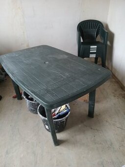Prodám zahradní plastový stůl + 6 židlí