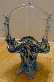 Hutní skleněný košík s uchem – barevné skvrnité sklo