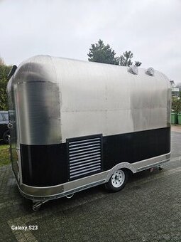 Food truck gastro přívěs v stylu Airstream