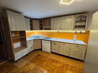 Starší kuchyňská linka – rohová