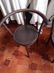 Prodám dvě starožitná křesla.