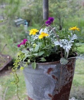 Staré škopky a smaltované hrnce vhodné na osázení a dekoraci