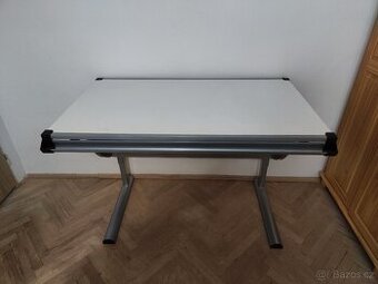 Rostoucí psací stůl