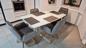 Jídelní stůl skleněný, chromové nohy