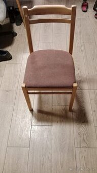 staré židle, skříňka, výlezák