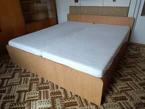 Postel včetně matrací